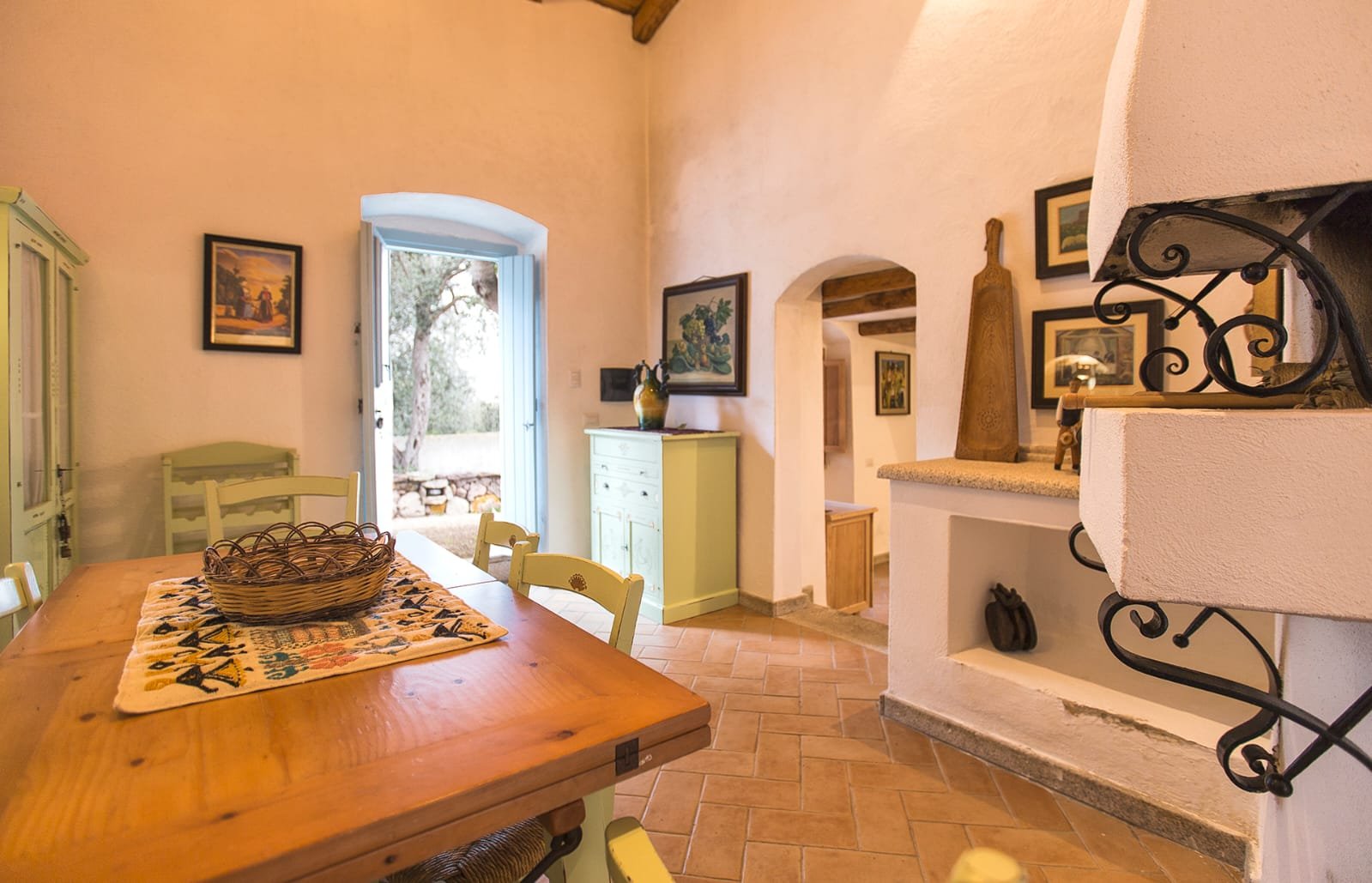 Villa Asaje dining area